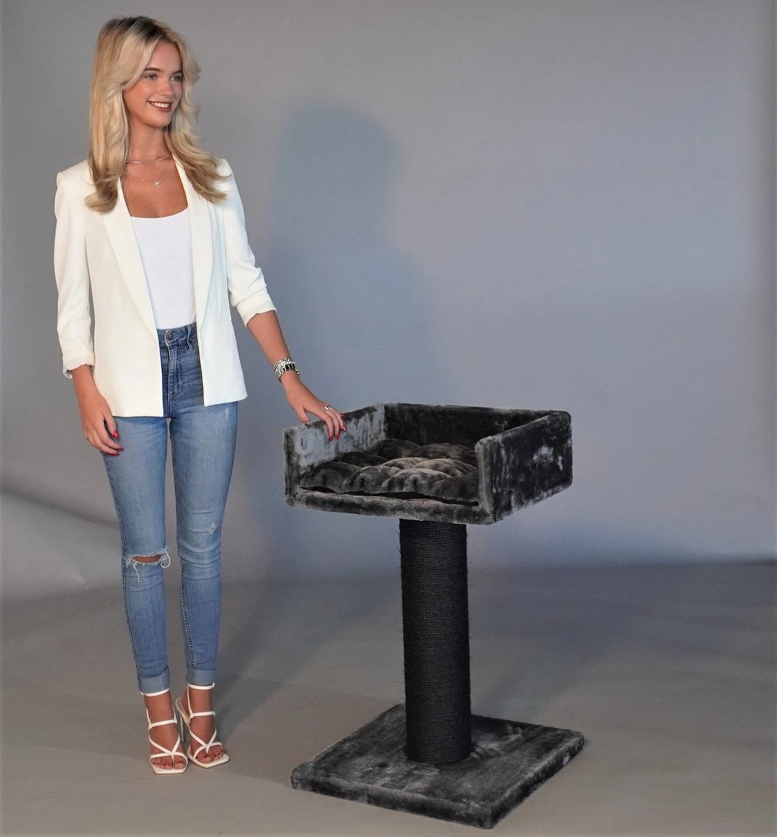 Krabpaal Ragdoll Lounge Blackline Donkergrijs Van RHRQuality 2 Krabpaal Ragdoll Lounge Blackline Donkergrijs Van RHRQuality - Afbeelding 2