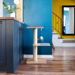 BeOneBreed Katt3 EVO Classic Natural – Krabpaal Voor Katten – Inclusief Memory Foam Kussen, Vilten Mat En Hangspeeltje – Gelamineerd Hout - Afmetingen 42,5 X 37,5 X 76 Cm -Merkloos Verkoop 1200x1200 1075