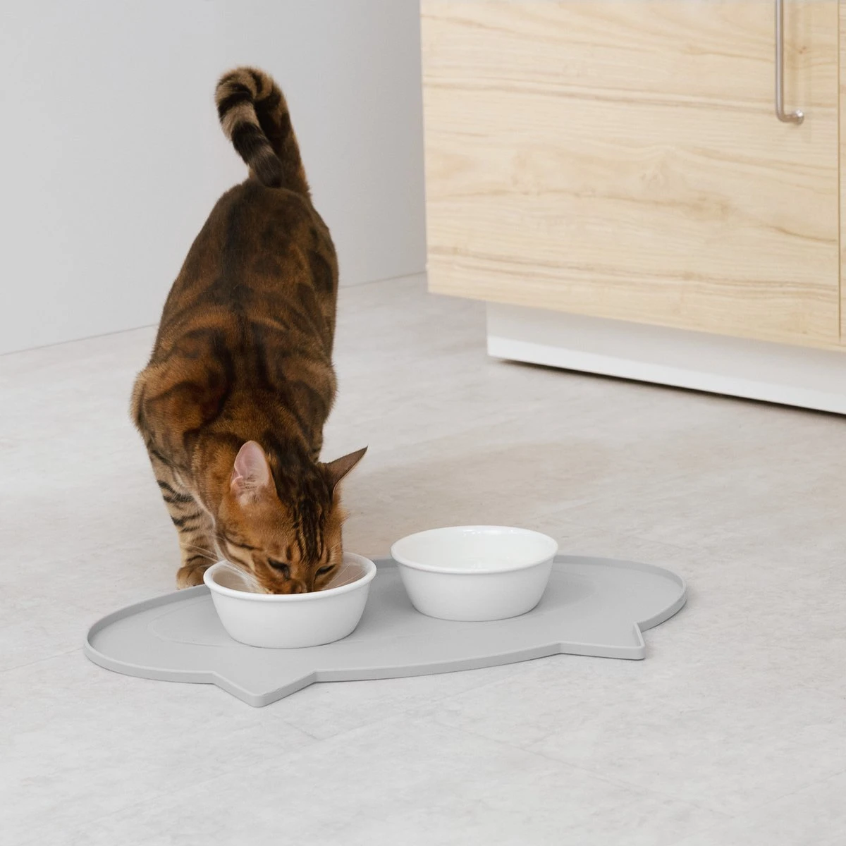 Navaris Siliconen Voederbakmat Voor Katten - Waterdichte Anti-slip Mat Voor Voerbak En Waterbak - 50x32 Cm - In Grijs Kattendesign 6 Navaris Siliconen Voederbakmat Voor Katten - Waterdichte Anti-slip Mat Voor Voerbak En Waterbak - 50x32 Cm - In Grijs Kattendesign - Image 6